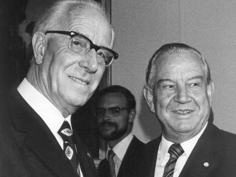1973 wurde Eugen Jochum von Ministerpräsident Alfons Goppel mit Verdienstkreuz geehrt © dpa