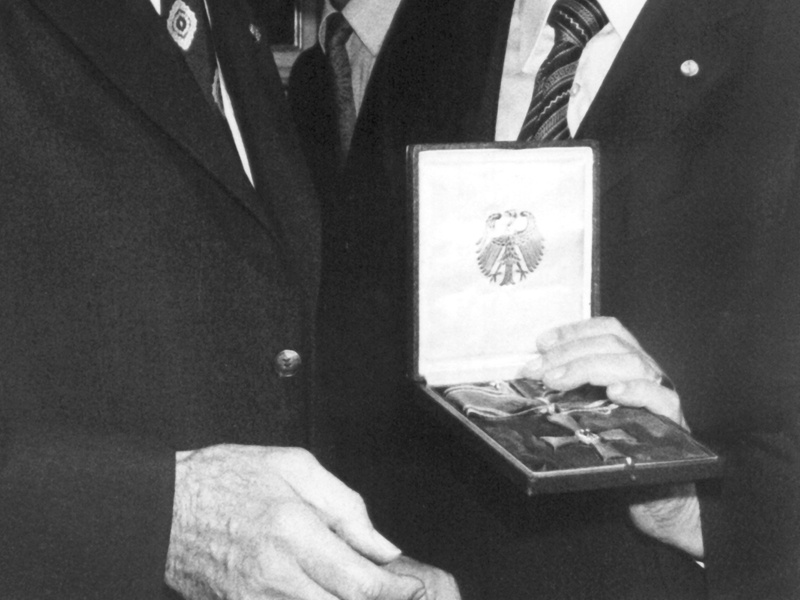 1973 wurde Eugen Jochum von Ministerpräsident Alfons Goppel mit Verdienstkreuz geehrt © dpa